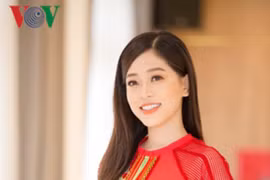 Á hậu Phương Nga "quảng bá" áo dài thổ cẩm cách tân
