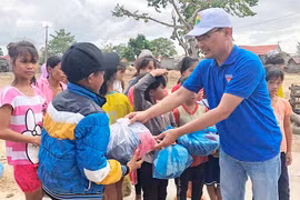 Mang niềm vui đến với làng Hek