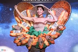 H'Hen Niê rạng rỡ trình diễn váy bánh mì ở Hoa hậu Hoàn vũ 2018