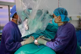 Trẻ nam phải cắt tinh hoàn do đi khám tại phòng khám tư