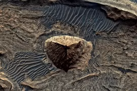 Vật thể nghi kim tự tháp ba mặt trên sao Hỏa