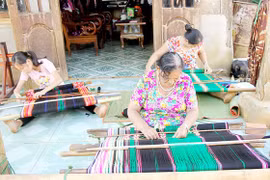 Giữ hồn thổ cẩm Tây Nguyên