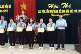 Trao giấy chứng nhận cho 14 giáo viên làm Tổng phụ trách Đội giỏi