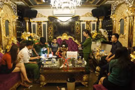 Hà Tĩnh:Bắt PGĐ ngân hàng cùng 2 cô giáo đang phê trong tiệc ma túy