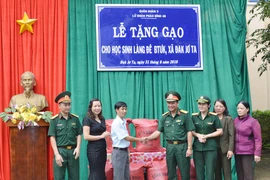 Lữ pháo binh 40 giúp đỡ học sinh nghèo