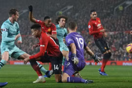 Martial ghi bàn trở lại, Man United hòa kịch tính Arsenal tại Old Trafford