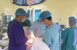 Ngực bị biến dạng do đắp lá chữa ung thư vú