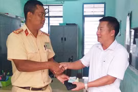 Cảnh sát Giao thông trả lại tiền bị đánh rơi