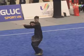 Nóng: VĐV Văn Phương môn Wushu chấn thương nặng, được bế ra khỏi sàn đấu