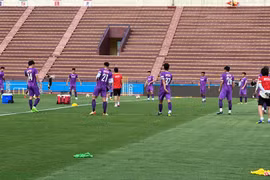 U.23 Việt Nam: Ông Park soi mặt cỏ, sân Việt Trì khoe dàn đèn LED 'xịn xò'