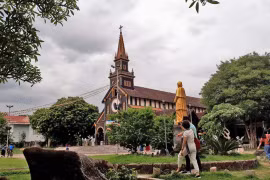 Độc đáo Nhà thờ gỗ Kon Tum cổ kính hơn 100 năm tuổi