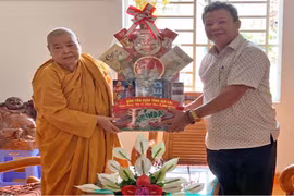 Ban Tôn giáo tỉnh Gia Lai thăm, chúc mừng Đại lễ Phật đản