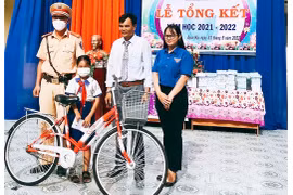 Tặng xe đạp cho học sinh khó khăn ở xã Ayun Hạ