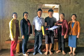 Tặng nhiều phần quà cho trẻ em TP. Pleiku và huyện Chư Sê