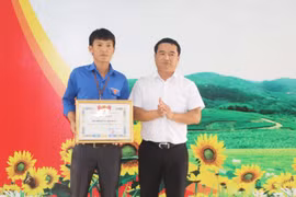 Gia Lai: Tặng bằng khen gương người tốt-việc tốt cho Đoàn trường THPT Ya Ly