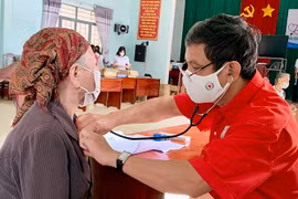 Những thầy thuốc tình nguyện vì sức khỏe cộng đồng