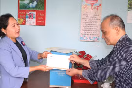 Phó Chủ tịch HĐND tỉnh Ayun H'Bút thăm, tặng quà các đồng chí nguyên lãnh đạo tỉnh