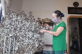 Chỉ nuôi "bầy sâu" trên giàn, ăn lá như ranh này mà một nông dân Lâm Đồng thu tiền tỷ