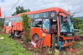 Tai nạn liên hoàn trên đường Hồ Chí Minh, sập nhà dân, 3 người thương vong