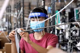 Công nhân chống chọi với 'bão giá'