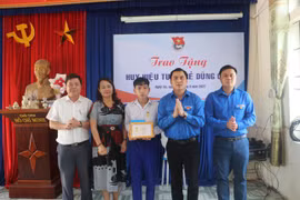 Trao tặng Huy hiệu Tuổi trẻ dũng cảm cho nam sinh lớp 9 dũng cảm cứu em nhỏ đuối nước