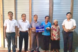 Krông Pa: Bàn giao 2 nhà "Đại đoàn kết" cho hộ nghèo