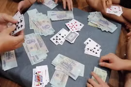 Đắk Lắk: Con rể rủ người về nhà mẹ vợ đánh bạc bị công an bắt quả tang