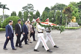 Lãnh đạo tỉnh Gia Lai dâng hoa, dâng hương và viếng các anh hùng liệt sĩ nhân kỷ niệm 90 năm Ngày thành lập tỉnh