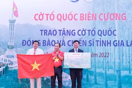 Báo Người Lao động tặng 10 ngàn lá cờ Tổ quốc cho cán bộ, chiến sĩ, Nhân dân tỉnh Gia Lai