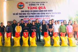 Công ty 715 trao 210 suất quà cho công nhân có hoàn cảnh khó khăn