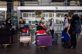 EU bỏ quy định đeo khẩu trang khi đi máy bay từ ngày 16/5