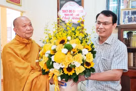 Bí thư Thành ủy Pleiku thăm, chúc mừng Đại lễ Phật đản năm 2022