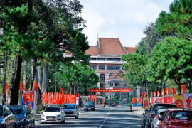 Thông báo treo cờ Tổ quốc chào mừng kỷ niệm 132 năm Ngày sinh Chủ tịch Hồ Chí Minh và 90 năm Ngày thành lập tỉnh Gia Lai