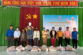 Trao 50 suất quà và mô hình sinh kế cho hộ nghèo xã Chư Băh