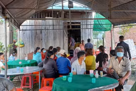 Vừa khâm liệm cho vợ, chồng ra sau nhà treo cổ tự tử