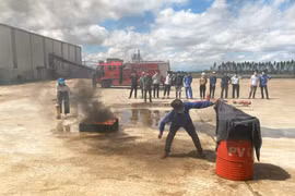 Ia Pa: 25 công nhân được thực tập chữa cháy và cứu nạn, cứu hộ