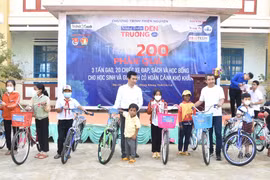 Tặng nhiều phần quà cho học sinh và người dân xã Sơn Lang