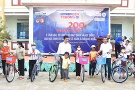 Tặng nhiều phần quà cho học sinh và người dân xã Sơn Lang