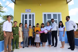 Trao nhà tình thương, nhà "Chữ thập đỏ" cho hộ nghèo tại Pleiku và Mang Yang