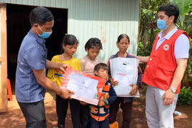 Hội Chữ thập đỏ Gia Lai trao quà cho 3 cháu mồ côi xã Ia Bang