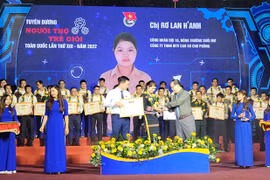 Gia Lai: Chị Rơ Lan H'Anh nhận giải thưởng "Người thợ trẻ giỏi" toàn quốc