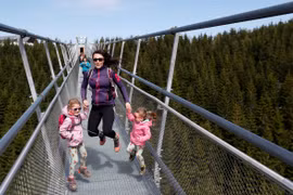 Du khách đổ xô "check-in" cầu treo bộ hành dài nhất thế giới ở Cộng hòa Séc