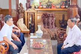 Bí thư Tỉnh ủy Hồ Văn Niên thăm, tặng quà các đồng chí nguyên lãnh đạo tỉnh