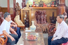 Bí thư Tỉnh ủy Hồ Văn Niên thăm, tặng quà các đồng chí nguyên lãnh đạo tỉnh