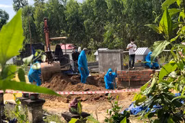 Bình Định: Khai quật tử thi người cha vì nghi bị con trai sát hại