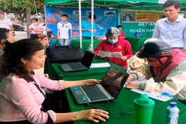 Đak Đoa tổ chức chợ phiên nông sản an toàn và tư vấn việc làm cho người lao động