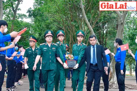 Đất mẹ yêu thương đón các anh về