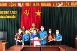 Pleiku tặng 29 suất quà cho đoàn viên Công đoàn, người lao động