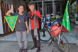 Chàng trai 14 ngày đạp xe xuyên Việt để gây quỹ xây trường