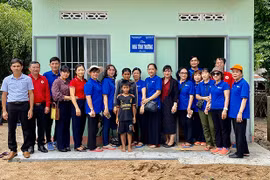 Trao nhà tình thương và tặng quà cho hộ nghèo tại huyện Ia Pa